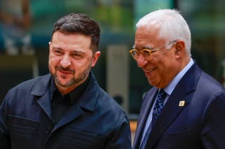 Antonio Costa (R) with Volodymyr Zelensky (L)